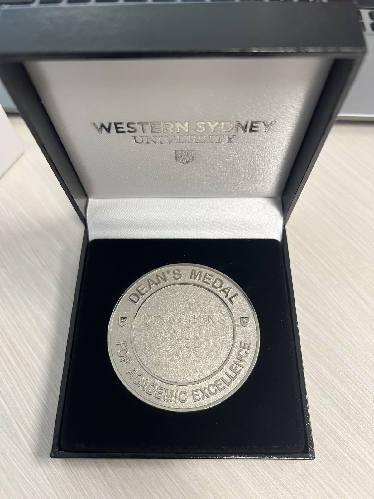 西悉尼大学 Dean's Medal for Academic Excellence 实物，奖章刻有 Qingcheng Yu 姓名